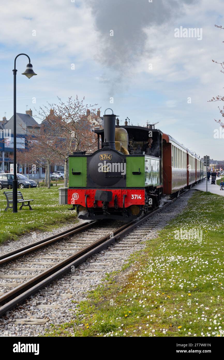 SAINT VALERY-SUR-SOMME, FRANKREICH, 8. April 2023: Ein Dampfzug der Somme Bay Railway fährt in der Picardie entlang. Die restaurierte Eisenbahn ist ein beliebter Touri Stockfoto