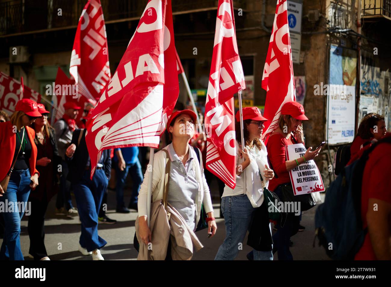 Palermo, Sizilien, Italien. November 2023. Palermo schloss sich dem Generalstreik in Italien mit einem Protest an, der die Straßen des Stadtzentrums bis zum Hauptquartier der ARS umfasste. Die Bewegung der FLC Cgil union war "höhere Löhne, Investitionen und eine einzige und vereinte Schule". Öffentliche Dienstleistungssektoren, lokale Behörden, Verkehr und auch Schulen, Universitäten, Forschung und berufliche Bildung streiken. (Kreditbild: © Victoria Herranz/ZUMA Press Wire) NUR REDAKTIONELLE VERWENDUNG! Nicht für kommerzielle ZWECKE! Stockfoto