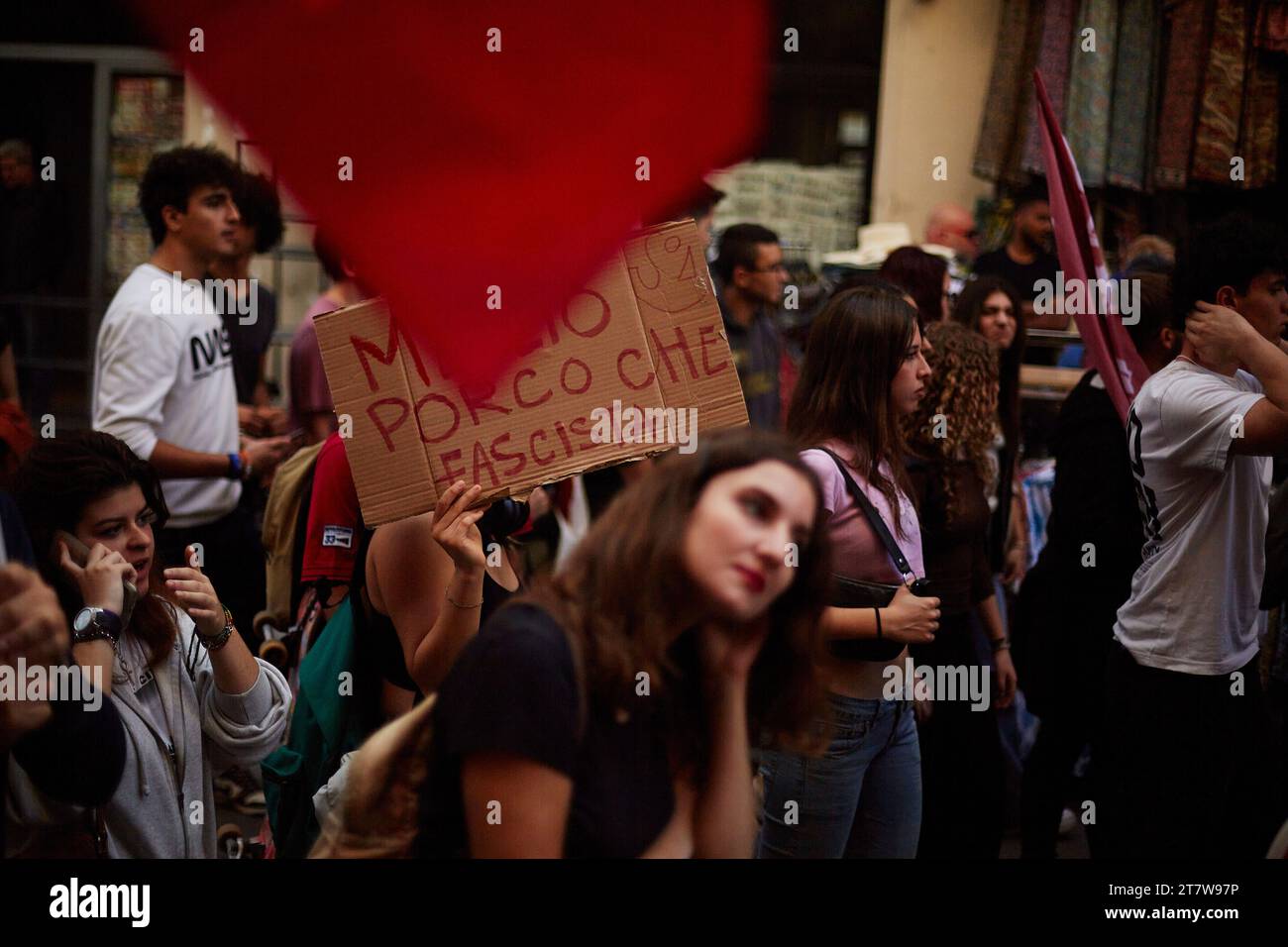 Palermo, Sizilien, Italien. November 2023. Palermo schloss sich dem Generalstreik in Italien mit einem Protest an, der die Straßen des Stadtzentrums bis zum Hauptquartier der ARS umfasste. Die Bewegung der FLC Cgil union war "höhere Löhne, Investitionen und eine einzige und vereinte Schule". Öffentliche Dienstleistungssektoren, lokale Behörden, Verkehr und auch Schulen, Universitäten, Forschung und berufliche Bildung streiken. (Kreditbild: © Victoria Herranz/ZUMA Press Wire) NUR REDAKTIONELLE VERWENDUNG! Nicht für kommerzielle ZWECKE! Stockfoto