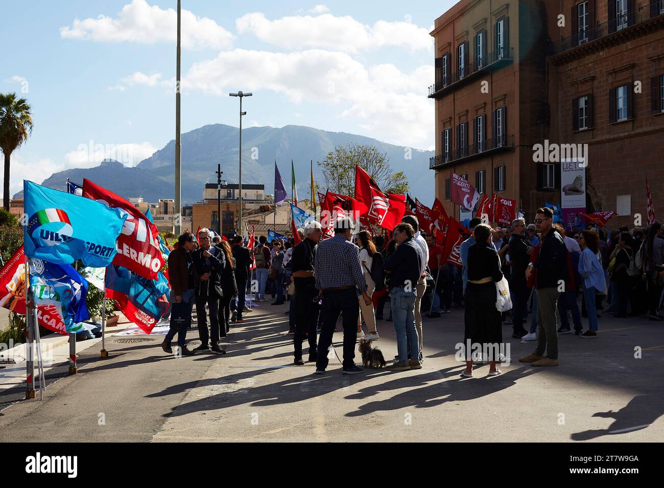 Palermo, Sizilien, Italien. November 2023. Palermo schloss sich dem Generalstreik in Italien mit einem Protest an, der die Straßen des Stadtzentrums bis zum Hauptquartier der ARS umfasste. Die Bewegung der FLC Cgil union war "höhere Löhne, Investitionen und eine einzige und vereinte Schule". Öffentliche Dienstleistungssektoren, lokale Behörden, Verkehr und auch Schulen, Universitäten, Forschung und berufliche Bildung streiken. (Kreditbild: © Victoria Herranz/ZUMA Press Wire) NUR REDAKTIONELLE VERWENDUNG! Nicht für kommerzielle ZWECKE! Stockfoto