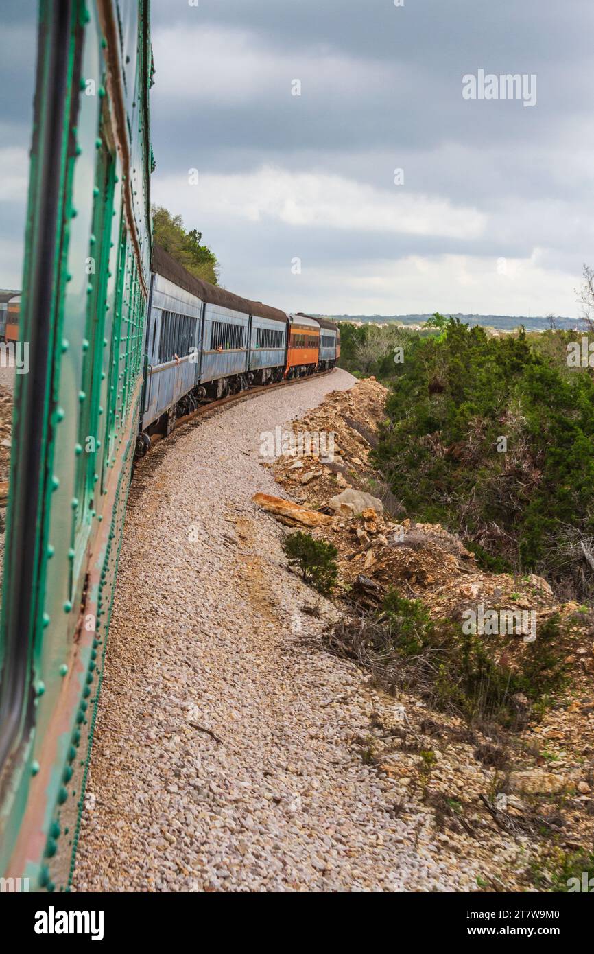 Hill Country Flyer, eine Touristenzugfahrt zwischen Cedar Park, Texas, und Burnet, Texas. Dieser Touristenzug ist Teil der Austin und Texas Central. Stockfoto