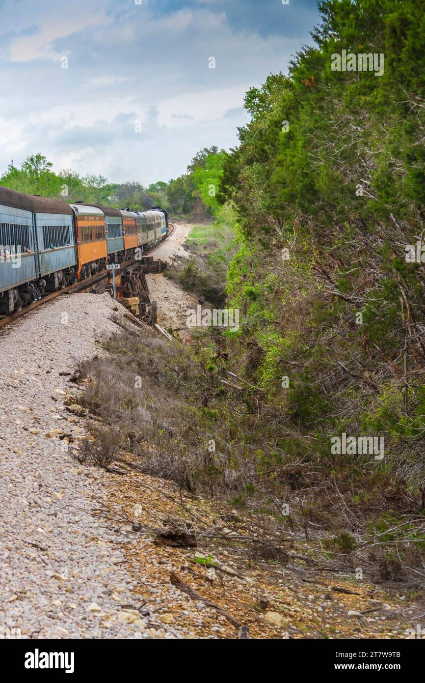 Hill Country Flyer, eine Touristenzugfahrt zwischen Cedar Park, Texas, und Burnet, Texas. Dieser Touristenzug ist Teil der Austin und Texas Central. Stockfoto