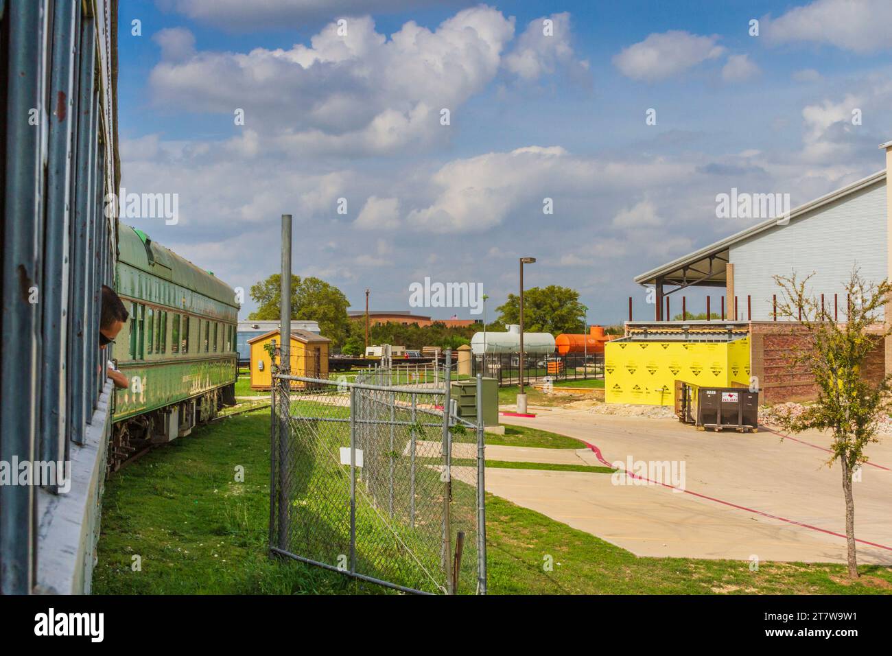 Hill Country Flyer Train fährt zum Eisenbahndepot der Austin Steam Train Association in Cedar Park, Texas. Stockfoto