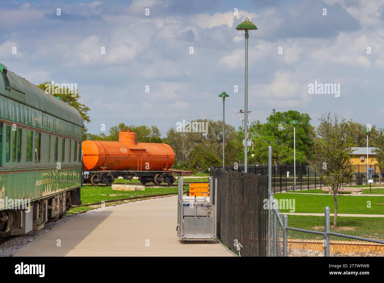 Hill Country Flyer Train fährt zum Eisenbahndepot der Austin Steam Train Association in Cedar Park, Texas. Stockfoto