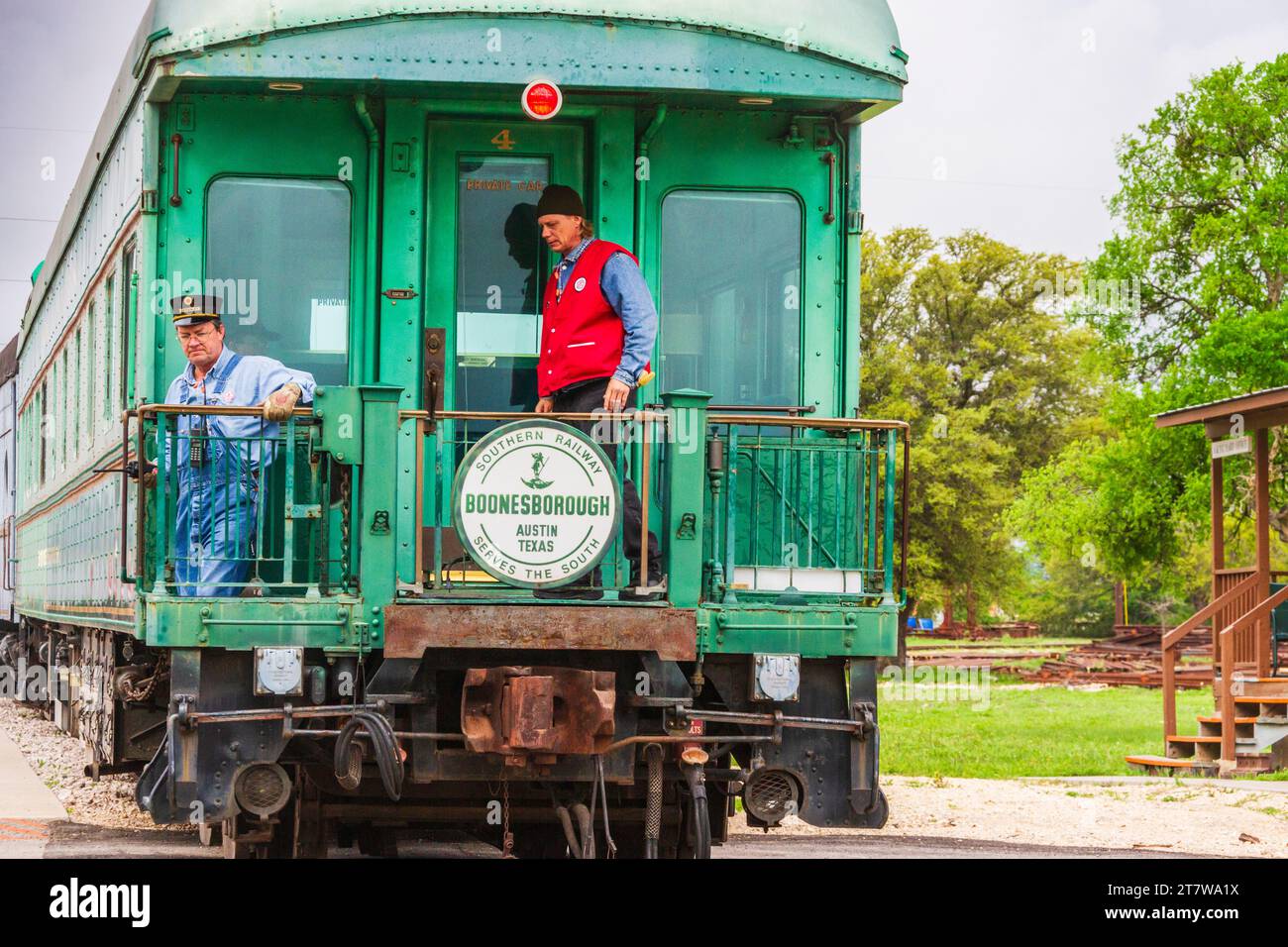 Mitarbeiter/Freiwillige der Austin Steam Train Association Railroad bereiten den Hill Country Flyer Touristenzug für die Abfahrt vor. Stockfoto