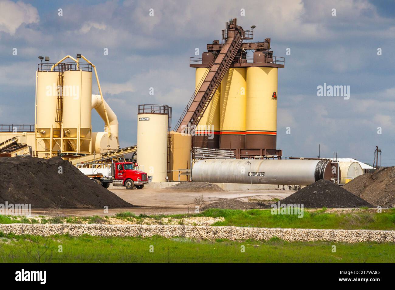 Industrieanlage neben Züge verfolgt in Zentral-Texas, zwischen Austin und Burnet. Stockfoto