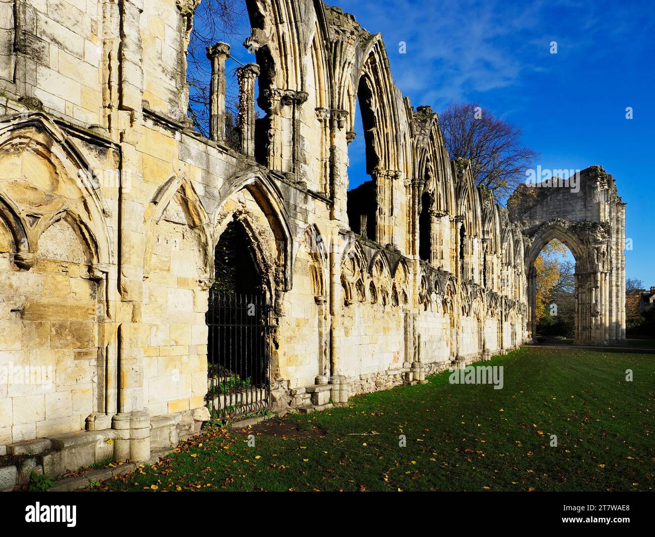 Ruinen der St Marys Abbey in Museum Gardens City of York Yorkshire England Stockfoto
