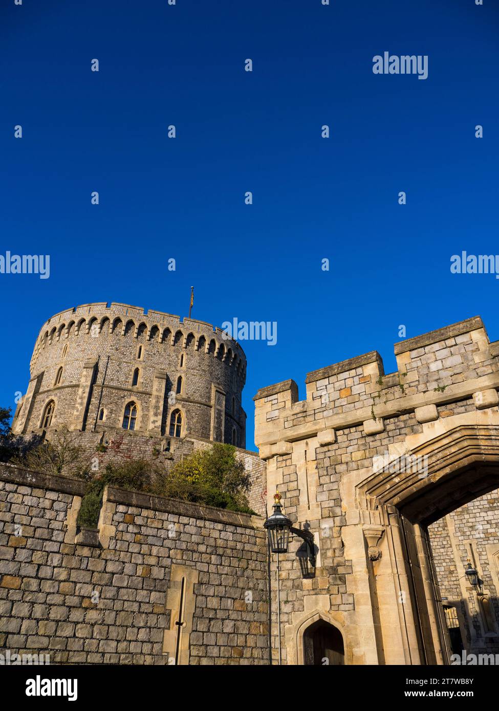 St. Georges Gate und Round Tower, Windsor Castle, Windsor, Berkshire, England, GROSSBRITANNIEN, GB. Stockfoto