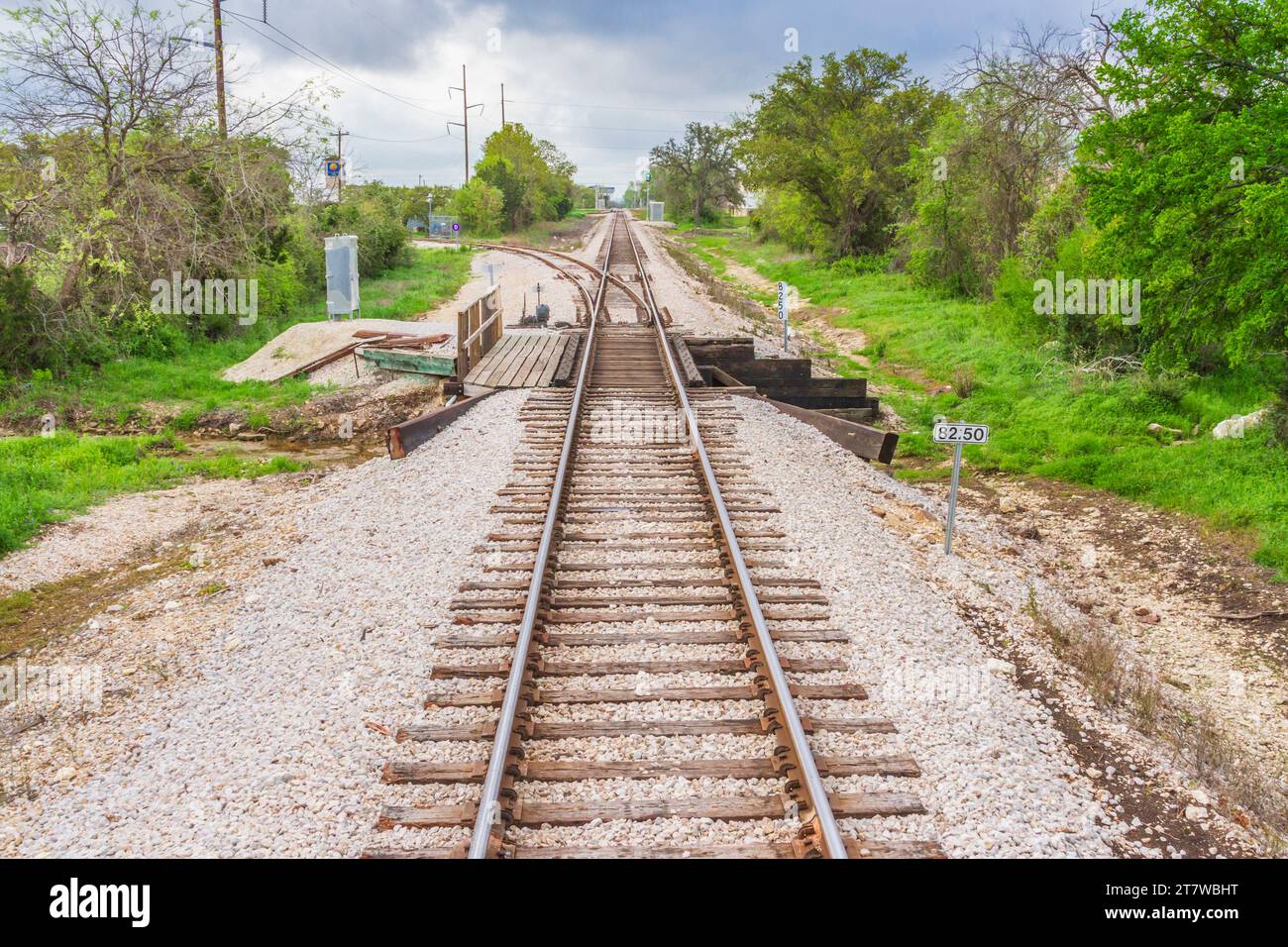 Bahngleise in Zentral-Texas, zwischen Austin und Burnet, genutzt von Hill Country Flyer Tourist Train Ride, betrieben von Austin Steam Train Association. Stockfoto