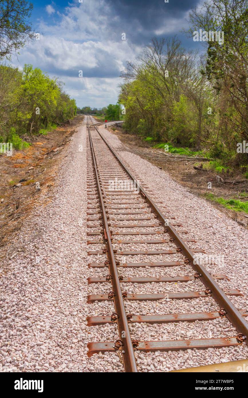 Bahngleise in Zentral-Texas, zwischen Austin und Burnet, genutzt von Hill Country Flyer Tourist Train Ride, betrieben von Austin Steam Train Association. Stockfoto