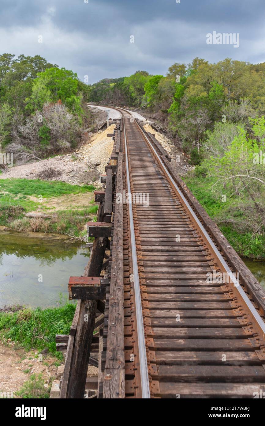 Brückenbock über den South San Gabriel River, durchquert von Austin und Texas Central Railroad Gleisen. Hill Country Flyer Touristenzugfahrt. Stockfoto