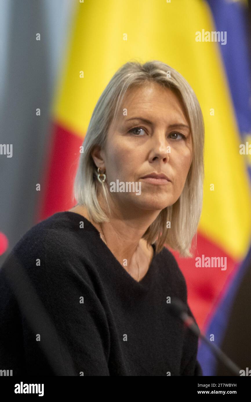 Brüssel, Belgien November 2023. Verteidigungsministerin Ludivine Dedonder im Rahmen einer Pressekonferenz nach einer ministerratssitzung der Bundesregierung am Freitag, den 17. November 2023, in Brüssel. BELGA FOTO HATIM KAGHAT Credit: Belga News Agency/Alamy Live News Stockfoto