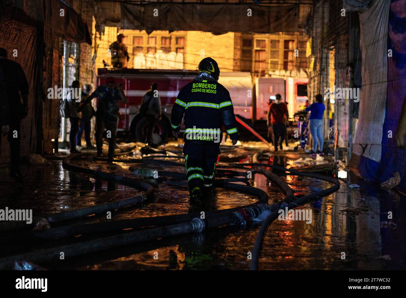 Mexiko-Stadt, 16. November 2023. Der Feuerwehrmann zieht sich zum Feuerwehrauto zurück, um mehr Vorräte zu erhalten. Vermerk: Dan McKenzie-Cossou/Alamy Live News. Stockfoto