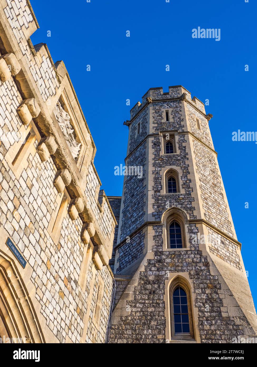 St. George's Gate mit König Eduard III Tower, Windsor Castle, Windsor, Berkshire, England, GROSSBRITANNIEN, GB. Stockfoto