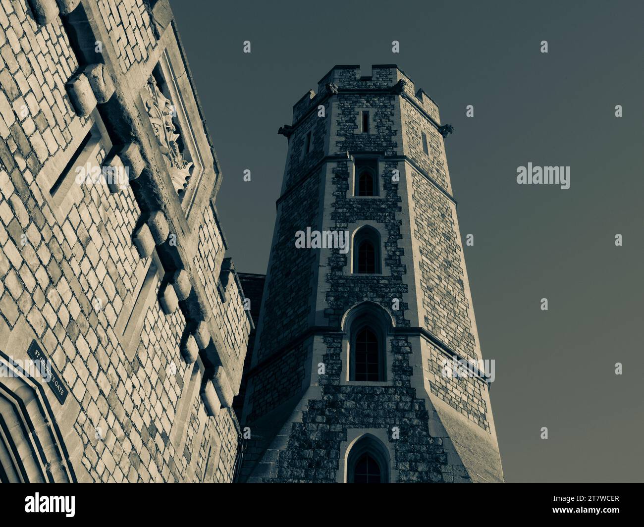 B&W St George's Gate mit König Edward III Tower, Windsor Castle, Windsor, Berkshire, England, GROSSBRITANNIEN, GB. Stockfoto