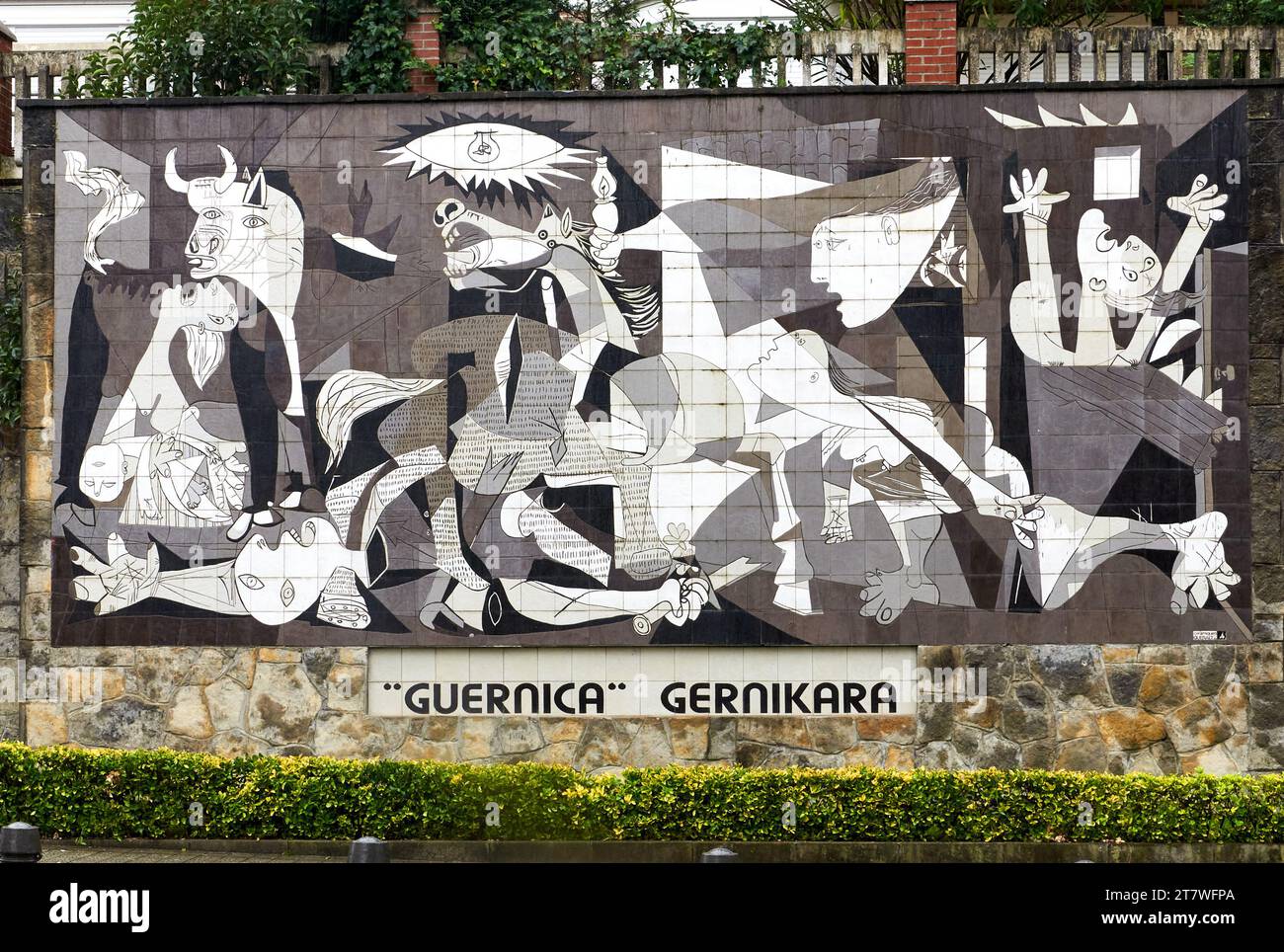 Ein atemberaubendes, lebensgroßes Fliesenbild erweckt Picassos ikonisches Meisterwerk zum lebendigen Leben Stockfoto