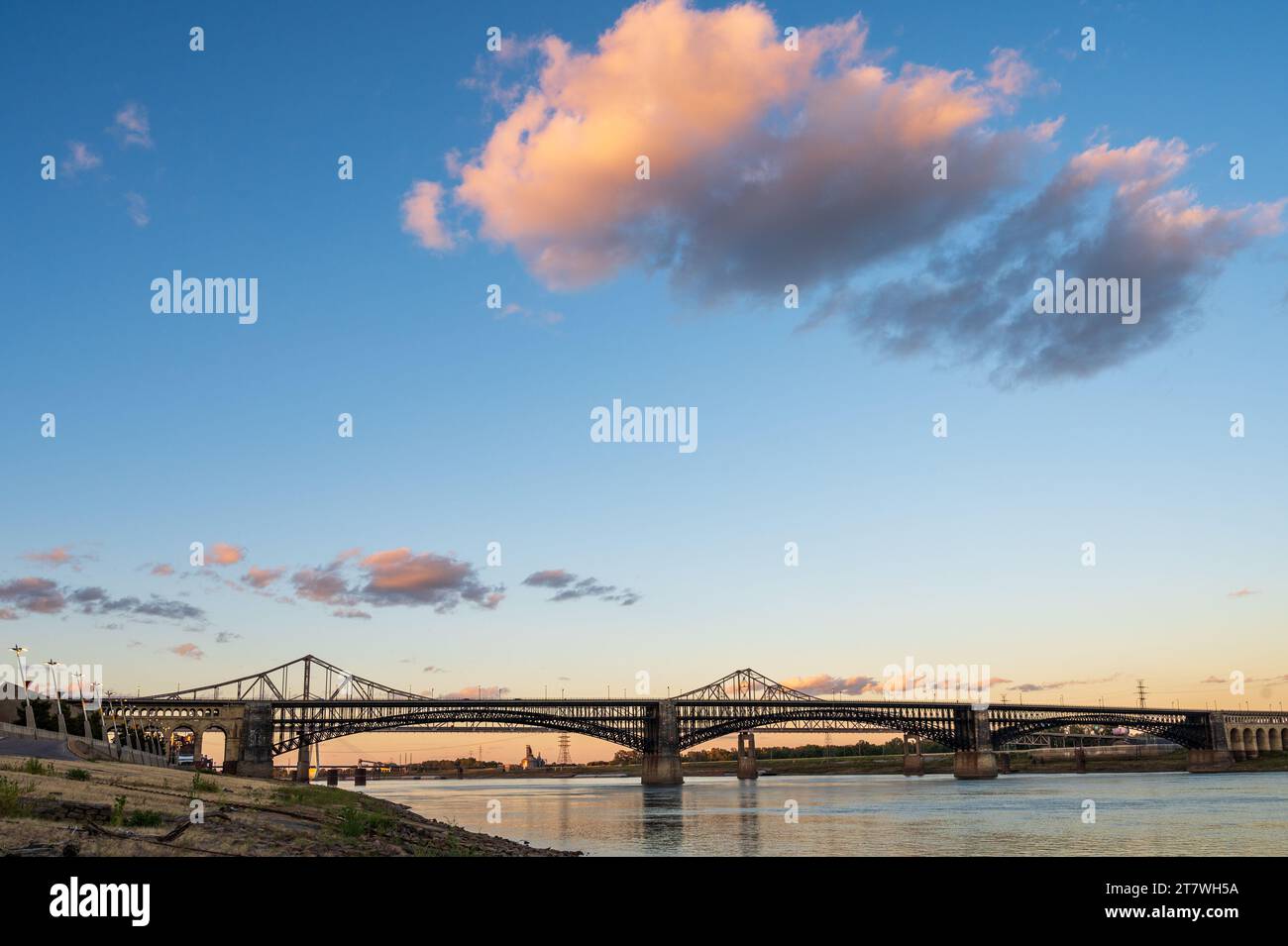 EADS Bridge und Martin Luther King Bridge überqueren den Mississippi River von St. Louis, Missouri, zur East St. Louis, Illinois Stockfoto