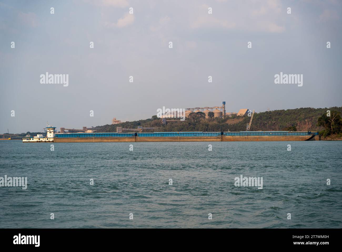 Riesige Fähre zum Transport von Sojabohnen und landwirtschaftlichen Silos auf dem Fluss Tapajos im brasilianischen Amazonasgebiet. Konzept von Umwelt, Ökologie, Erhaltung Stockfoto