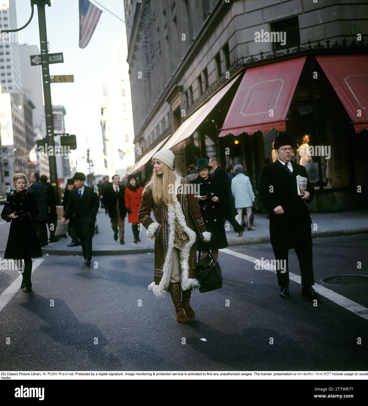 Lifestyle und Mode der 1970er Jahre. Eine junge Frau mit einem typischen 1970er Jahre Mantel auf diesem Foto von Manhattan New York. Ihr Name ist Marita Lindholm, Model. 1971 Stockfoto