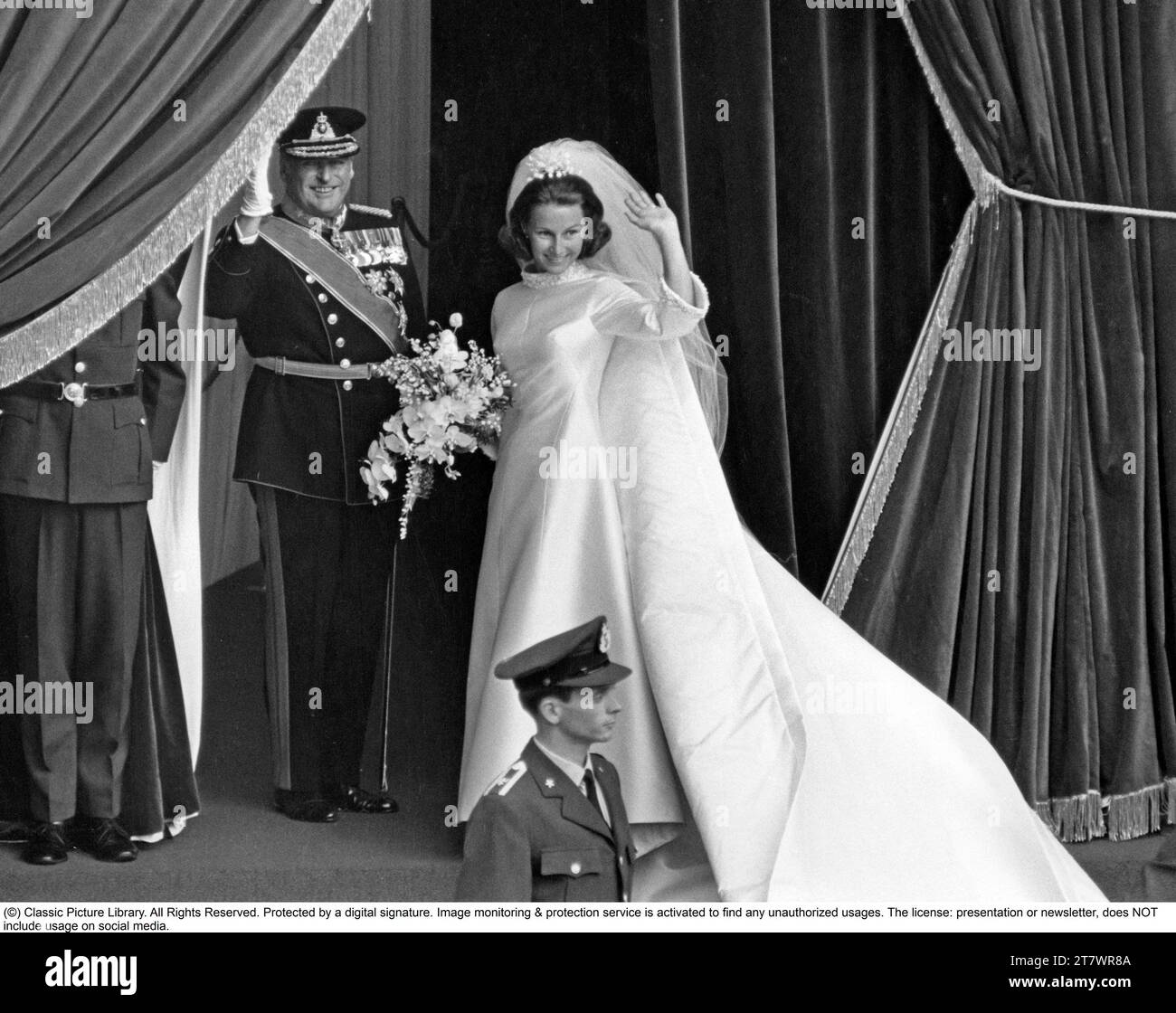 Sonja bei ihrer Hochzeit mit Harald V. von Norwegen am 29. august 1968 in Oslo domkyrka. Neben ihr der König Olav V. von Norwegen Stockfoto
