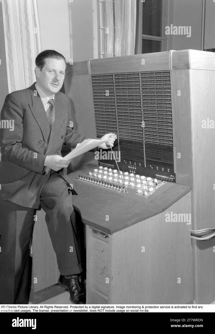 BARK Computer. Binärer Arithmetischer (Automatischer) Relay Calculator“. Ein elektromechanischer Computer der frühen 1950er Jahre. BARK wurde am 28. April 1950 eingeweiht, war bis Juli 1955 in Betrieb und konnte eine Addition in 150 ms und eine Multiplikation in 250 ms durchführen. Er hatte einen Speicher mit 50 Registern und 100 Konstanten. Später wurde er erweitert, um den Speicher zu verdoppeln. Howard Aiken (amerikanischer Physiker, Pionier in der Computertechnik, IBM-Konzeptdesigner) sagte in Bezug auf BARK: „Dies ist der erste Computer, den ich außerhalb von Harvard gesehen habe, der tatsächlich funktioniert.“ Der Bau des BARK-Computers wurde von Conny Palm, einem Wähler, geleitet Stockfoto