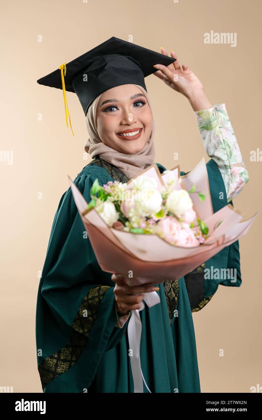 Weibliche muslimische Dame posiert in Abschlusskleidung Stockfoto