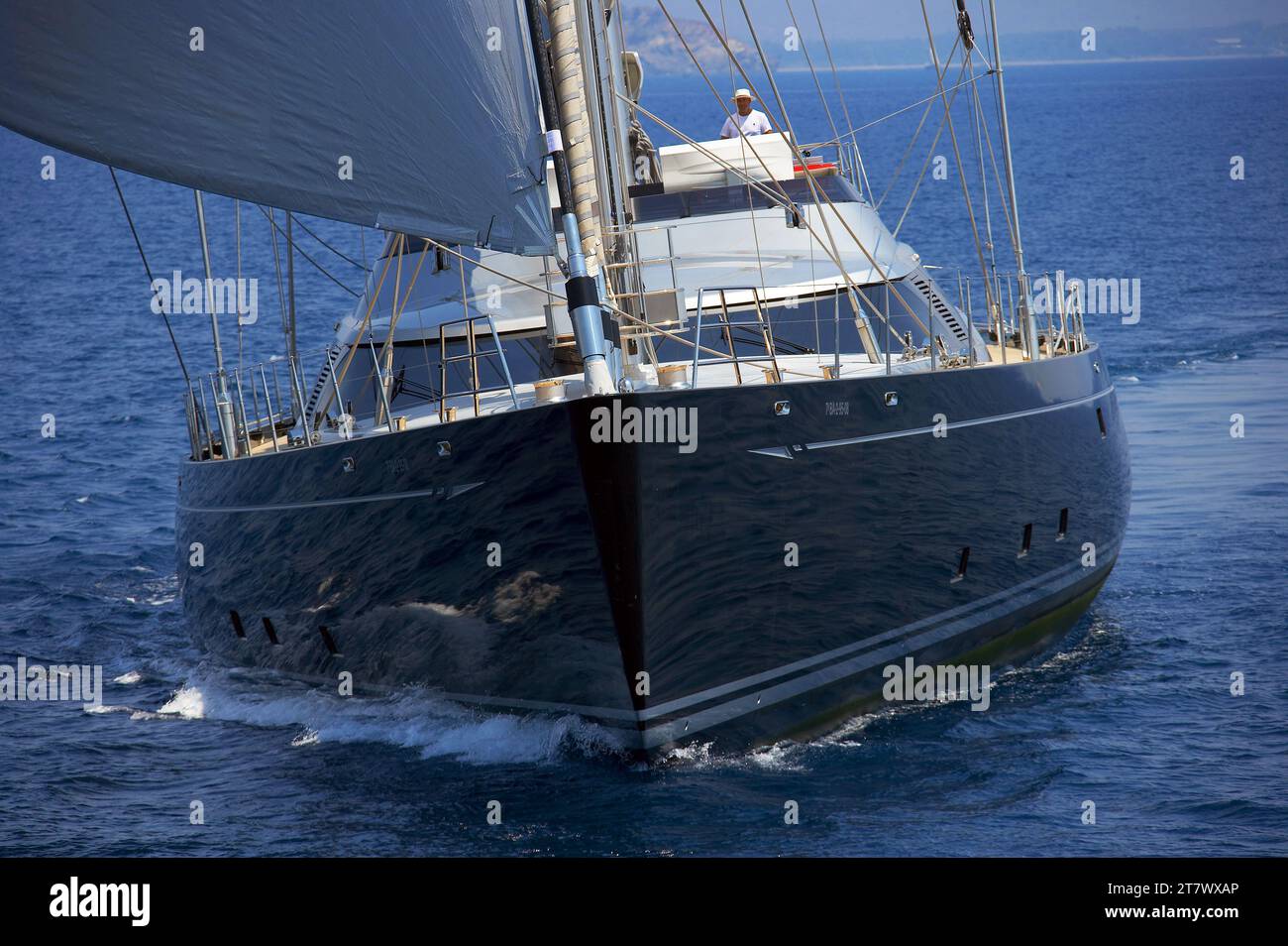 Luftbild der von Vitters gebauten, 53 m langen Segelyacht Nirvana Formentera mit allen Segeln auf dem Weg. Stockfoto