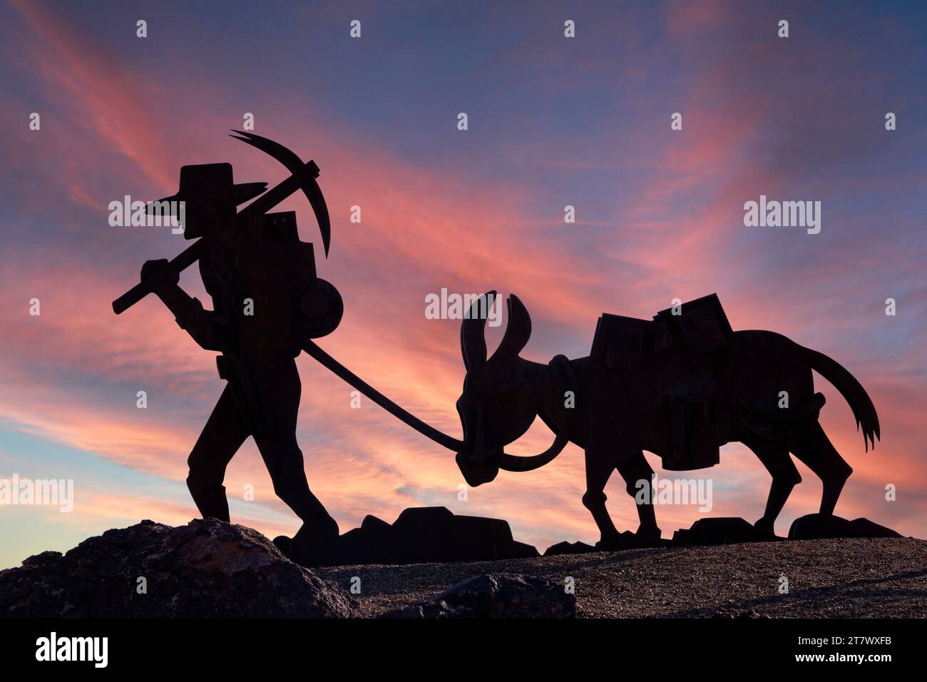 The Prospector und seine Burro-Skulptur in der Nähe von Beatty, Nevada Stockfoto