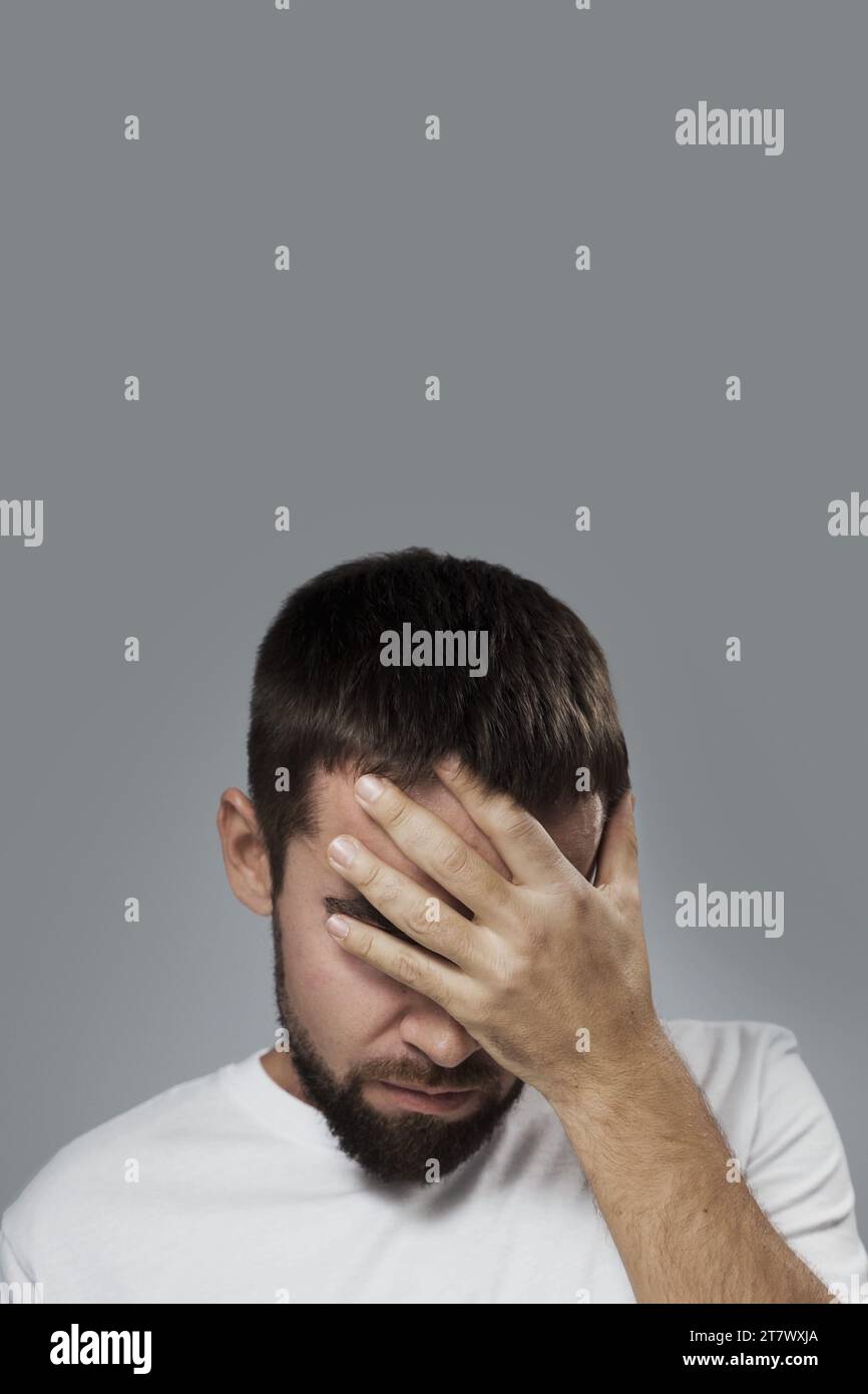 Junger frustrierter Mann nach großem Versagen Stockfoto