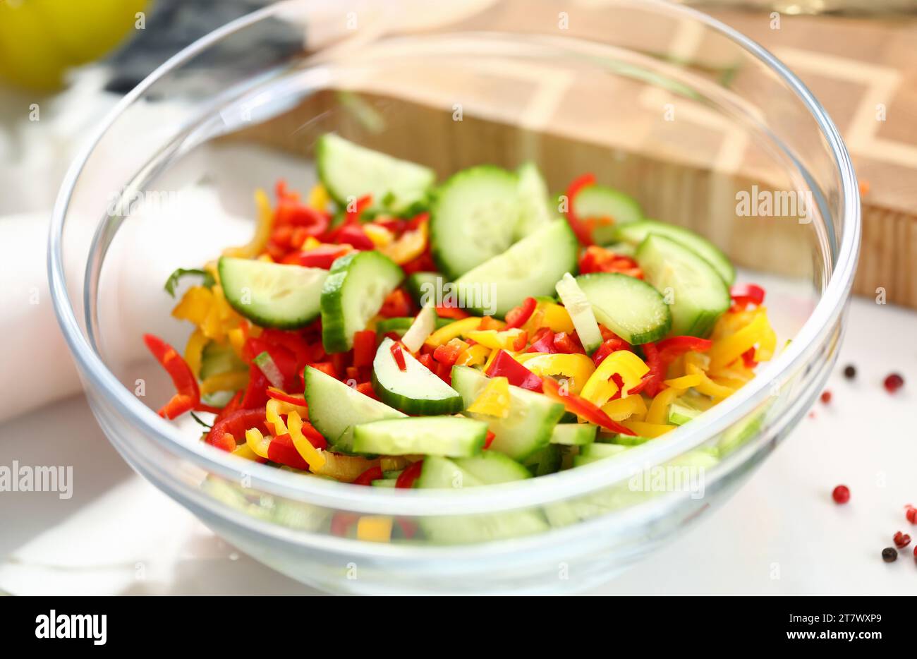 Frisch gehackten Chili Pfeffer Gurken Salat Schüssel Stockfoto