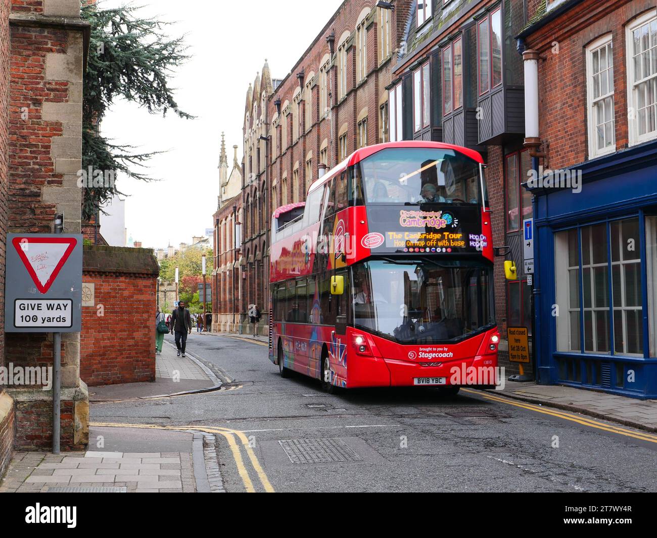 Volvo Sightseeing Bus mit offenem Oberdeck auf der schmalen Straße der Silver Street, Cambridge, England, Großbritannien Stockfoto