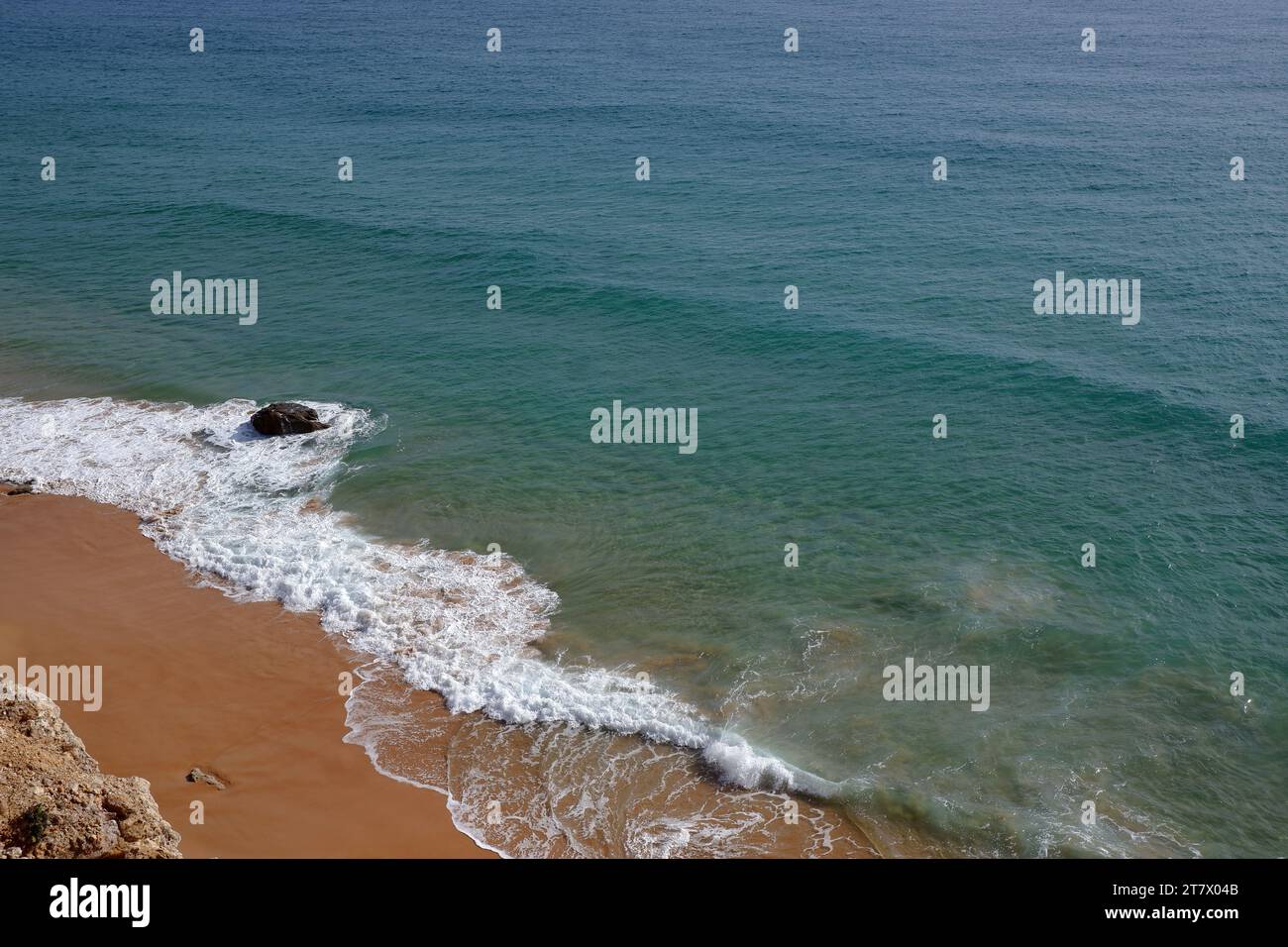 Versteckter Strand in Portugal von oben Stockfoto