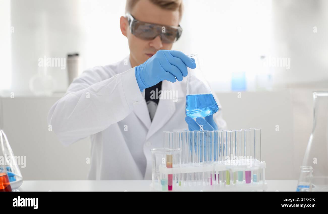 Eine männliche Chemiker hält Reagenzglas aus Glas Stockfoto