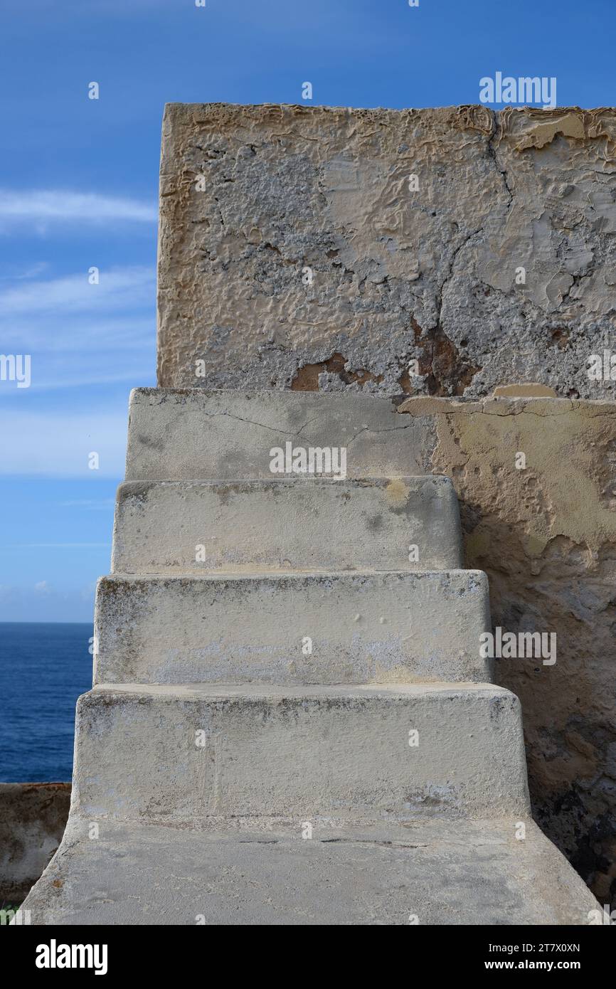 Steintreppen ins Nirgendwo, Himmel im Hintergrund Stockfoto