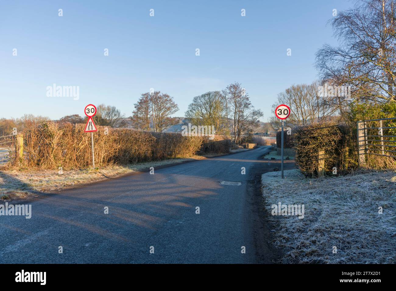 30 km/h Geschwindigkeitsbegrenzung auf der Half Yard Lane am Rande des Dorfes Wrington im Winter, North Somerset, England. Stockfoto