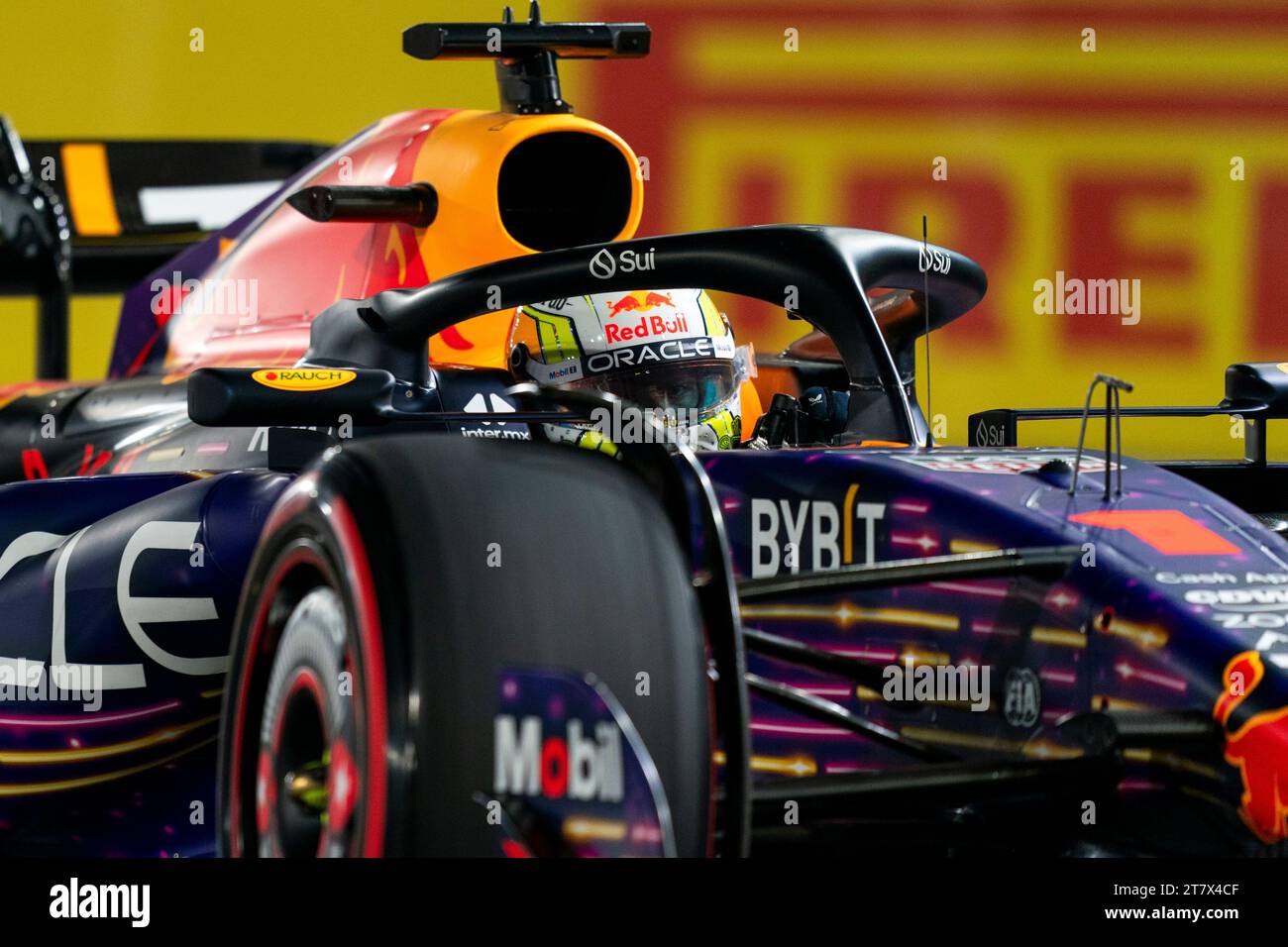 Las Vegas, Usa. November 2023. Der niederländische Formel-1-Fahrer Max Verstappen von Red Bull Racing in Aktion während des zweiten freien Trainings des Formel-1-Grand Prix in Las Vegas am Freitag, den 17. November 2023, auf dem Las Vegas Strip Circuit in Las Vegas. Das Rennen beginnt am Samstag um 22:00 Uhr Ortszeit oder um 0600 GMT am Sonntag, den 19. November 2023. Foto: Greg Nash/UPI Credit: UPI/Alamy Live News Stockfoto