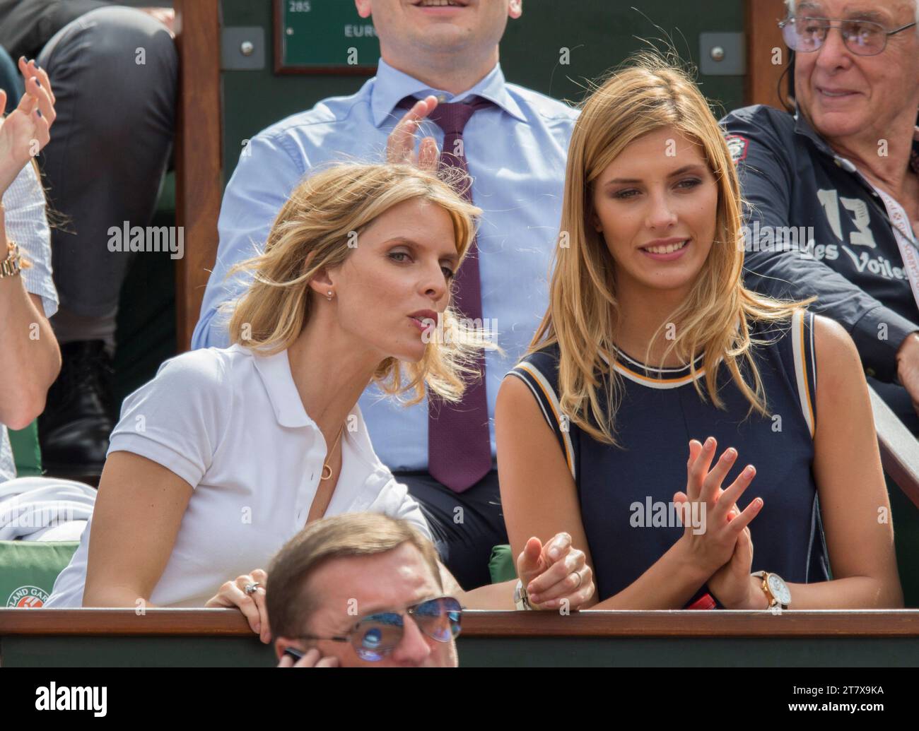 Miss France Managerin Sylvie Tellier und Miss France 2015 Camille Cerf während des Roland Garros 2015, French Tennis Open Day 10 am 2. Juni 2015 im Roland Garros Stadion in Paris, Frankreich. Foto Loic Baratoux / Rückseitenbilder / DPPI Stockfoto