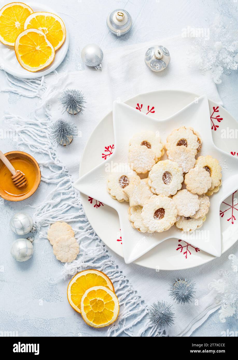 Hausgemachte Weihnachtskekse mit Orange und Honig. Weihnachtsdekoration mit Ornamenten. Stockfoto