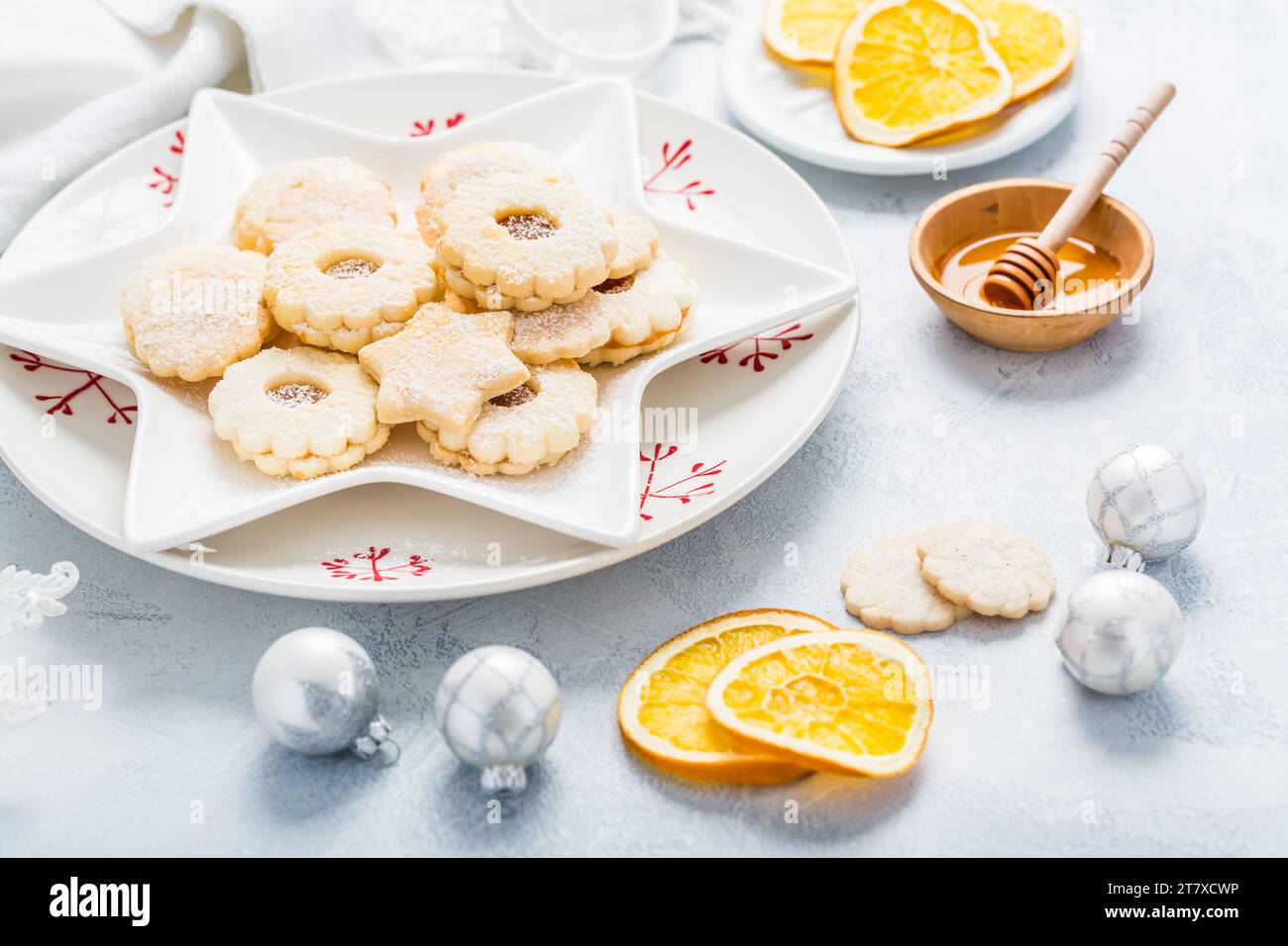 Hausgemachte Weihnachtskekse mit Orange und Honig. Weihnachtsdekoration mit Ornamenten. Stockfoto