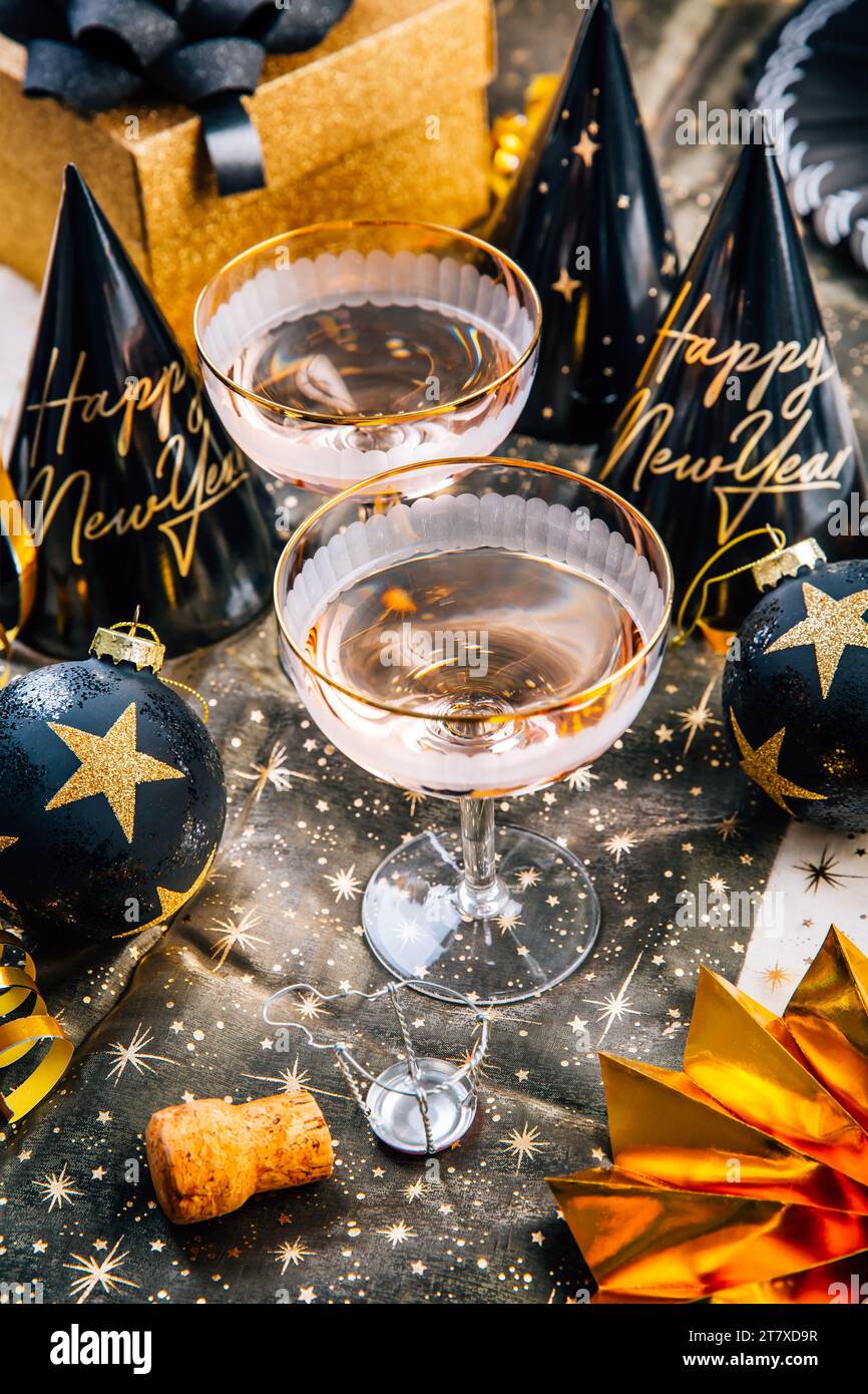 Weihnachts- und Silvester-Tisch mit Champagner. Stockfoto
