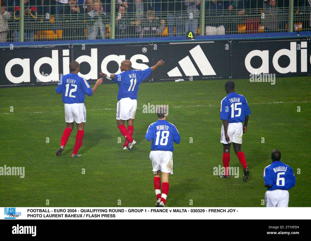 FUSSBALL - EURO 2004 - QUALIFIKATIONSRUNDE - GRUPPE 1 - FRANKREICH GEGEN MALTA - 030329 - FRENCH JOY - FOTO LAURENT BAHEUX / FLASH PRESS Stockfoto