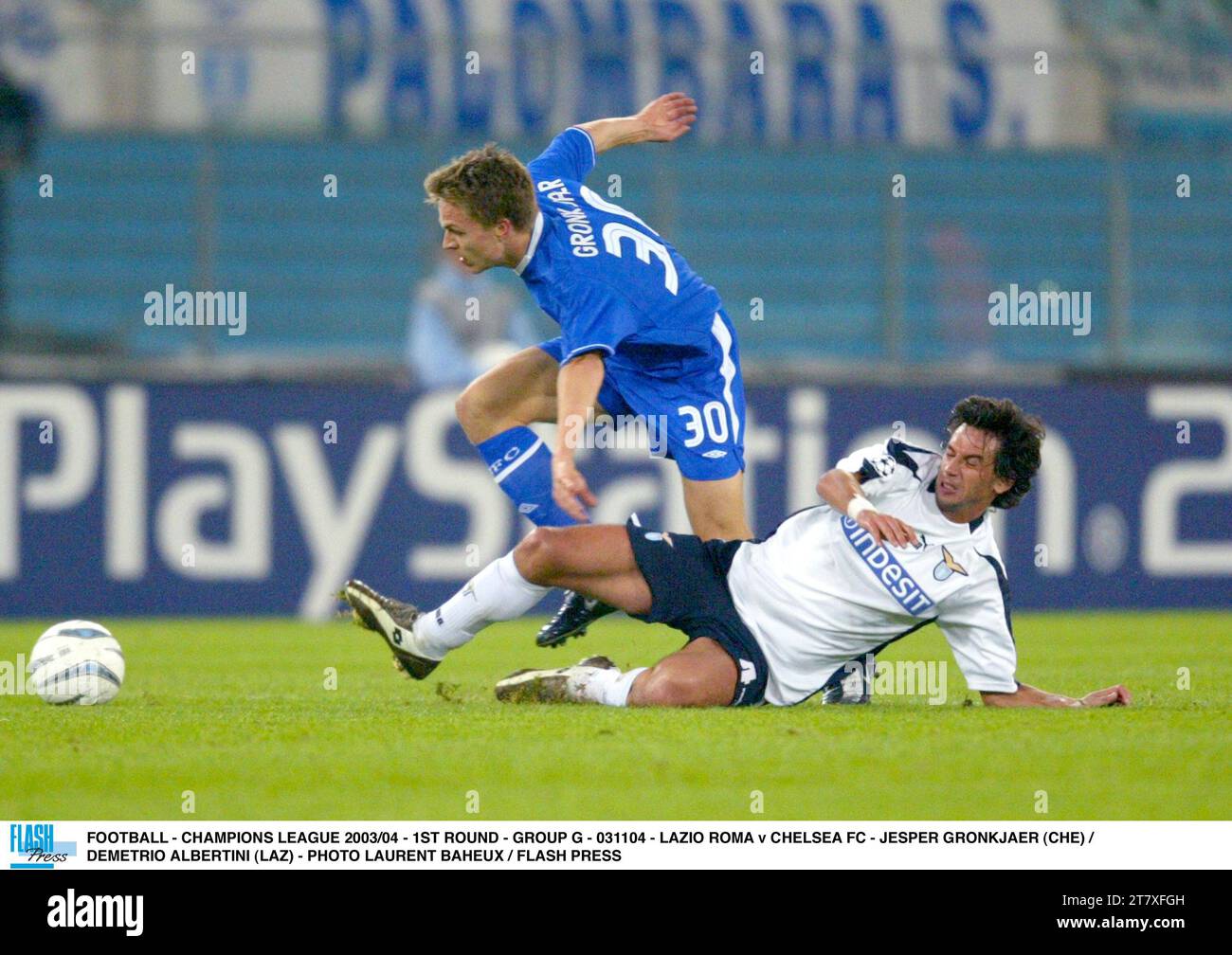 FUSSBALL - CHAMPIONS LEAGUE 2003/04 - 1. RUNDE - GRUPPE G - 031104 - LAZIO ROMA / CHELSEA FC - JESPER GRONKJAER (CHE) / DEMETRIO ALBERTINI (LAZ) - FOTO LAURENT BAHEUX / FLASH PRESS Stockfoto