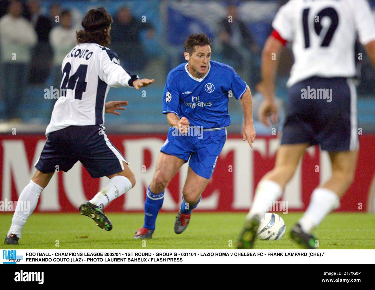 FUSSBALL - CHAMPIONS LEAGUE 2003/04 - 1. RUNDE - GRUPPE G - 031104 - LAZIO ROMA GEGEN CHELSEA FC - FRANK LAMPARD (CHE) / FERNANDO COUTO (LAZ) - FOTO LAURENT BAHEUX / FLASH PRESS Stockfoto