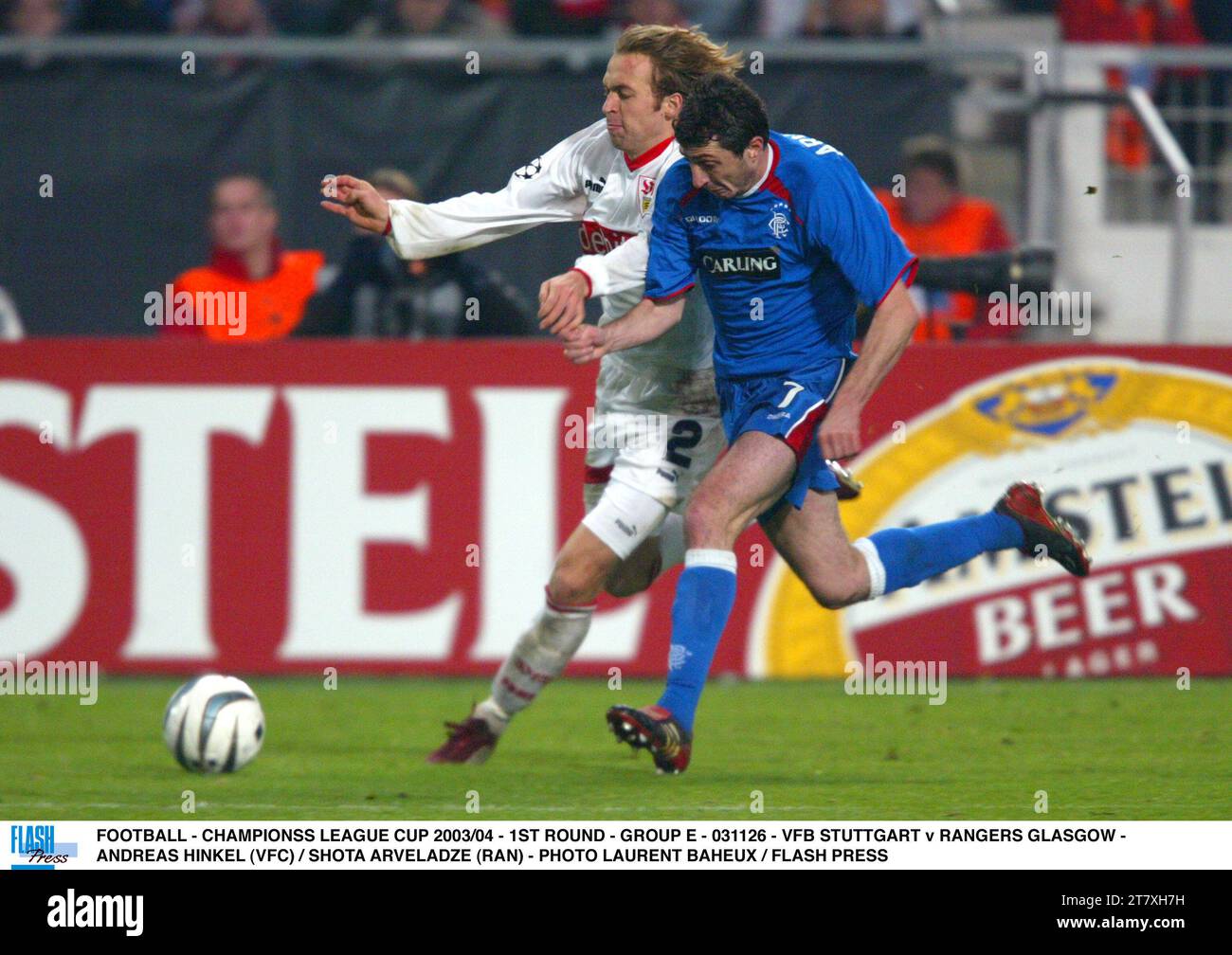 FUSSBALL - CHAMPIONSS LEAGUE CUP 2003/04 - 1. RUNDE - GRUPPE E - 031126 - VFB STUTTGART / RANGERS GLASGOW - ANDREAS HINKEL (VFC) / SHOTA ARVELADZE (RAN) - FOTO LAURENT BAHEUX / FLASH PRESS Stockfoto