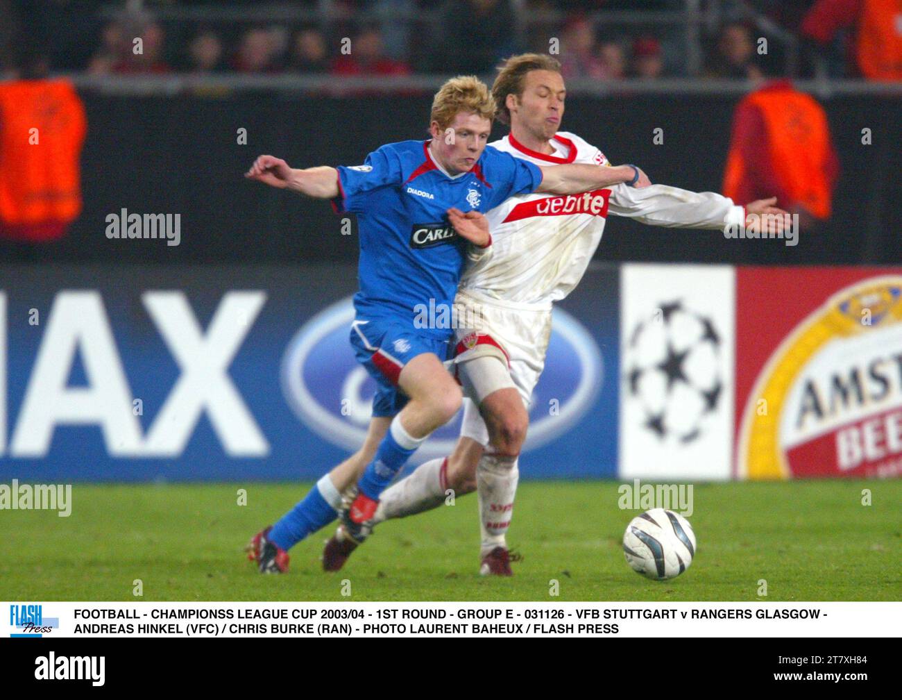 FUSSBALL - CHAMPIONSS LEAGUE CUP 2003/04 - 1. RUNDE - GRUPPE E - 031126 - VFB STUTTGART / RANGERS GLASGOW - ANDREAS HINKEL (VFC) / CHRIS BURKE (RAN) - FOTO LAURENT BAHEUX / FLASH PRESS Stockfoto