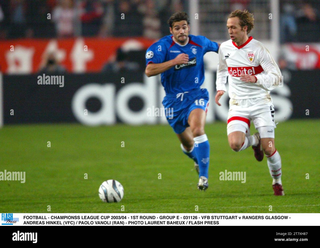 FUSSBALL - CHAMPIONSS LEAGUE CUP 2003/04 - 1. RUNDE - GRUPPE E - 031126 - VFB STUTTGART / RANGERS GLASGOW - ANDREAS HINKEL (VFC) / PAOLO VANOLI (RAN) - FOTO LAURENT BAHEUX / FLASH PRESS Stockfoto