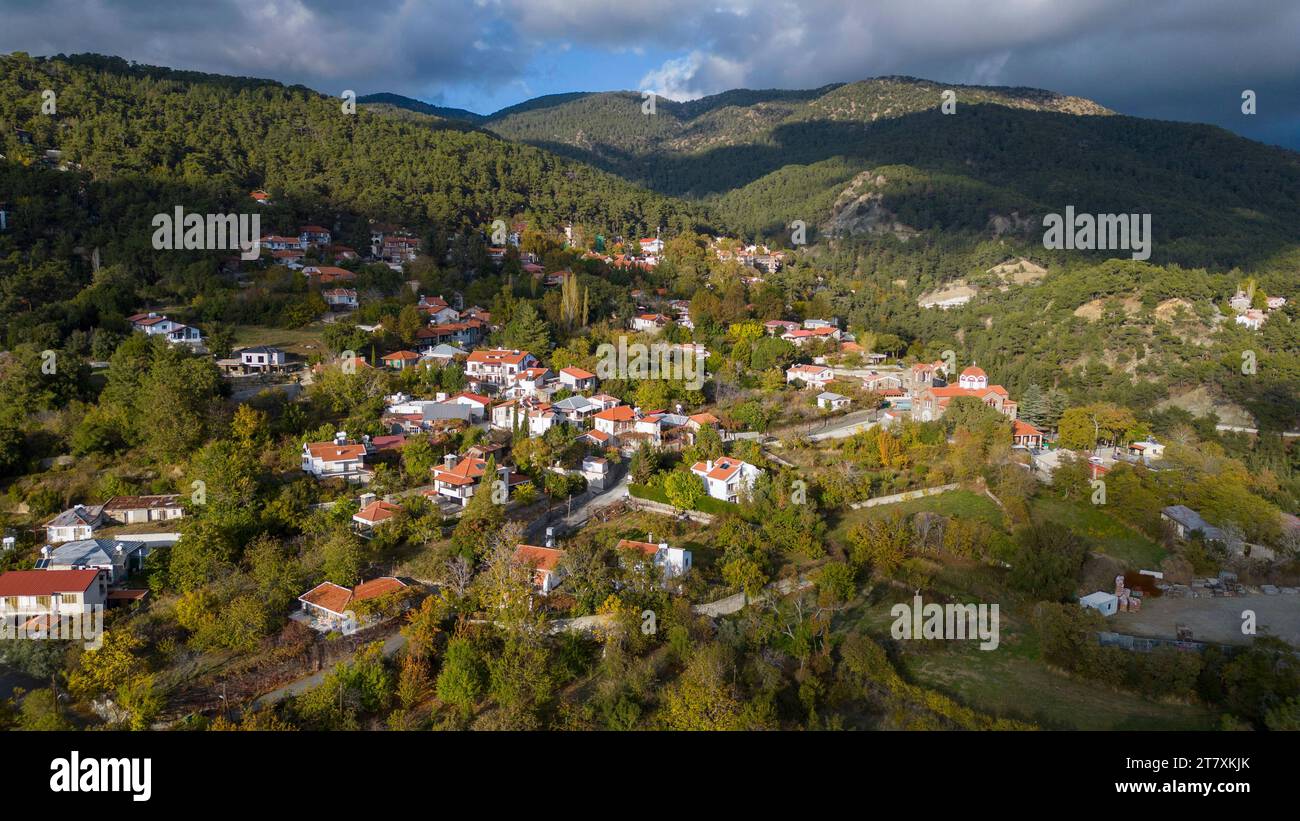 Drohnenansicht des Dorfes Pano Platres, Bezirk Limassol, Republik Zypern Stockfoto
