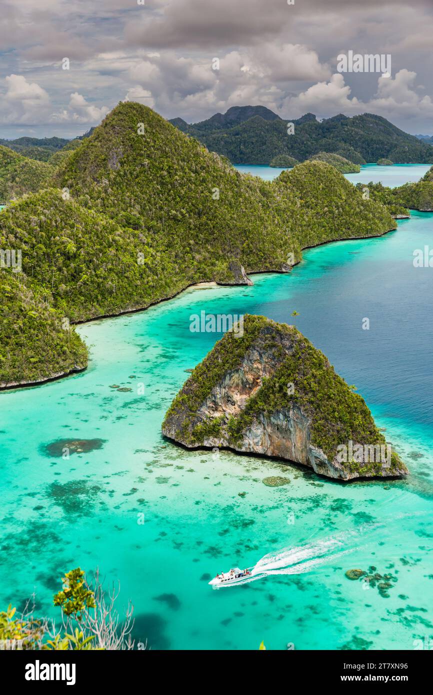 Ein Blick von oben auf die kleinen Inseln des natürlichen geschützten Hafens in Wayag Bay, Raja Ampat, Indonesien, Südostasien, Asien Stockfoto