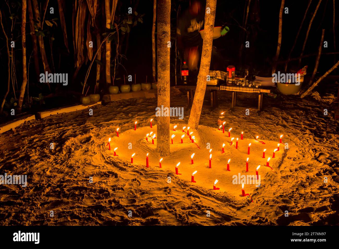 Spezielles Abendessen serviert von Einheimischen aus dem Tauchresort in Pulau Panaki, Raja Ampat, Indonesien, Südostasien, Asien Stockfoto