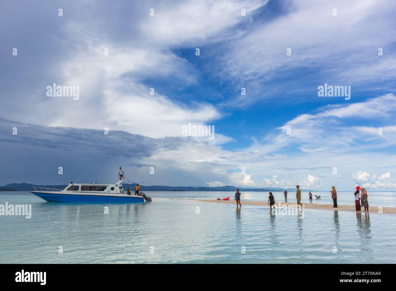 Touristenboot in der Nähe von Sorong, der größten Stadt und Hauptstadt der indonesischen Provinz Südwest-Papua, Indonesien, Südostasien, Asien Stockfoto